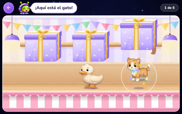 Las cajas sorpresa de Enali: Dos juguetes que suenan casi igual —gato y pato— se esconden bajo tres cajas de regalo que se revuelven. Enali dice cuál seguir, y el niño lo encuentra.